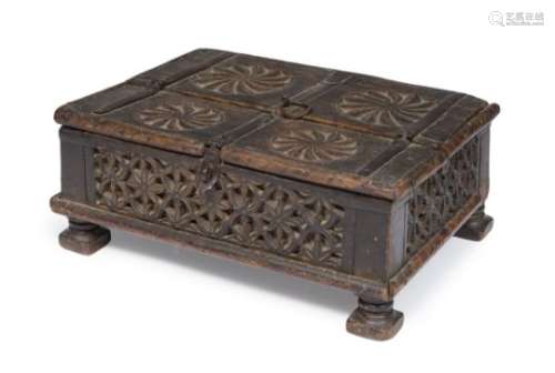 AN INDIAN WOOD BOX EARLY 20TH CENTURY.