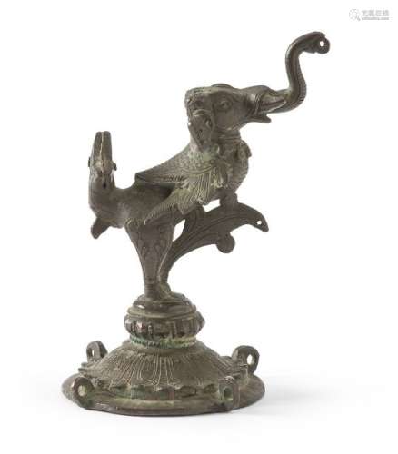 AN INDIAN BRONZE SCULPTURE DEPICTING A SHISHI. EARLY 20TH CENTURY.