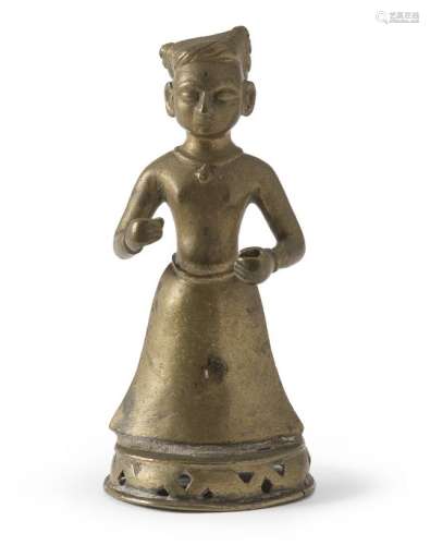 A SMALL FAR EASTERN BRONZE SCULPTURE DEPICTING A WAITER. EARLY 20TH CENTURY.