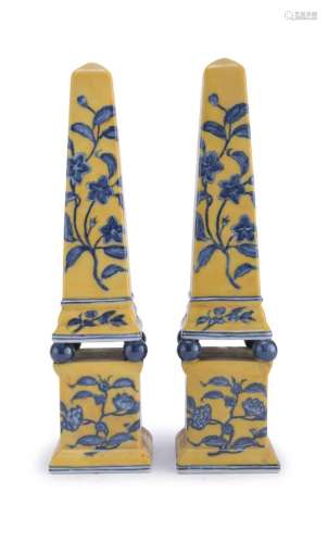 A PAIR OF CHINESE PORCELAINE OBELISKS 20TH CENTURY.