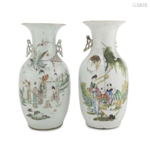 A PAIR OF CHINESE POLYCHROME PORCELAINE VASES. EARLY 20TH CENTURY.