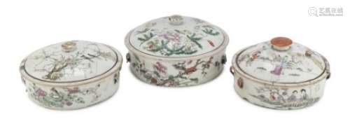 THREE CHINESE POLYCHROME DECORATED PORCELAIN TRAYS. FIRST HALF OF THE 20TH CENTURY.