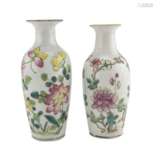 A PARI OF SMALL CHINESE PORCELAIN VASES EARLY 20TH CENTURY.