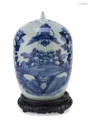 A CHINESE WHITE AND BLUE PORCELAIN VASE EARLY 20TH CENTURY.