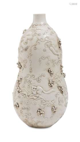 A CHINESE WHITE PORCELAIN VASE EARLY 20TH CENTURY.