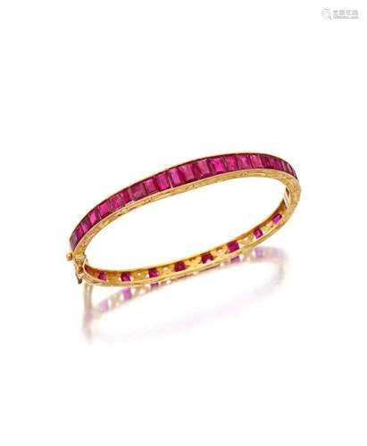 A GOLD AND RUBY BANGLE