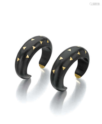 A PAIR OF GOLD AND WOOD CUFFS, VAN CLEEF & ARPELS