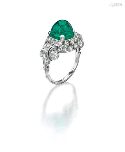 AN EMERALD AND DIAMOND RING,