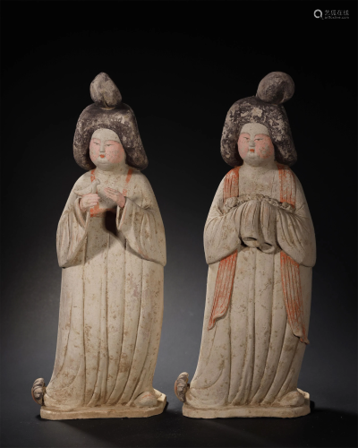 A PAIR LARGE PAINTED POTTERY FIGURE OF A COUR…