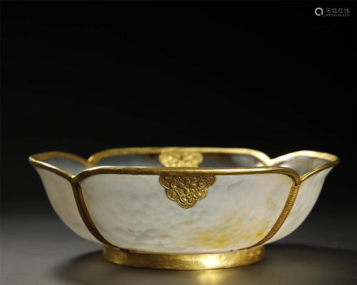 A GILT SILVER MOUNTED AGATE CUP/BOWL