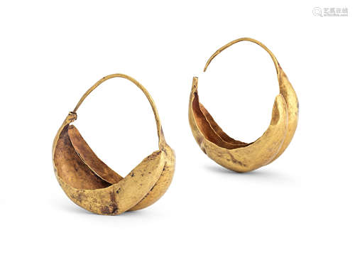 A pair of large Sumerian gold earrings  2