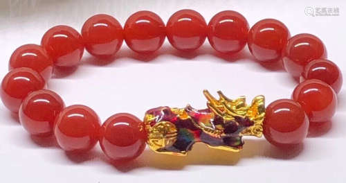 AN AGATE CHALCEDONY CARVED BRACELET