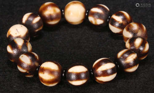 AN AGATE STRING BRACELET