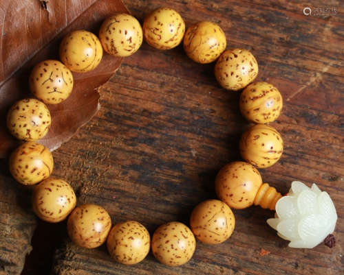 A LONGYAN BODHI CARVED BRACELET