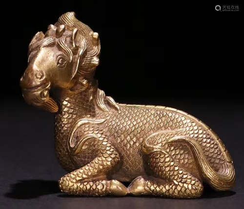 A GILT BRONZE CASTED BEAST SHAPE PAPERWEIGHT