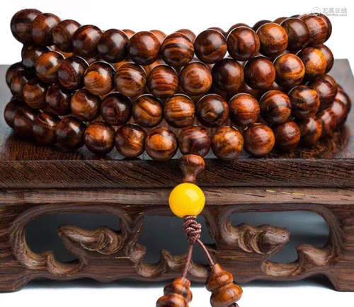 A HUALI WOOD CARVED BRACELET