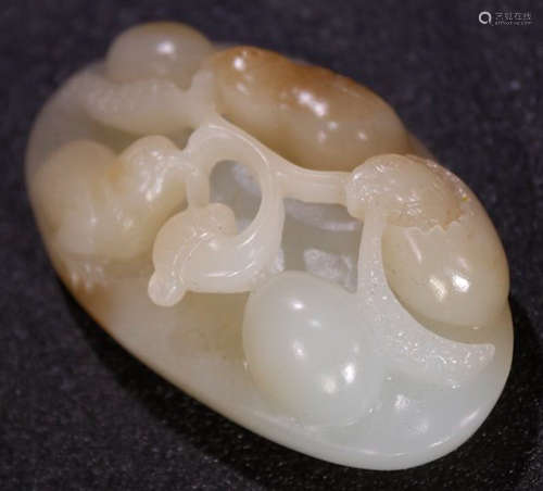 A HETIAN JADE CARVED AUSPICIOUS PATTERN PENDANT