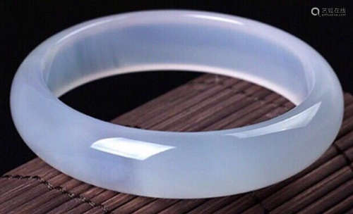 A CHALCEDONY CARVED BANGLE