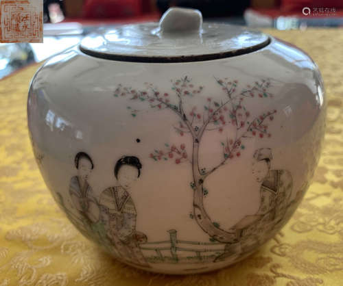 A FAMILLE ROSE GLAZE FIGURE PATTERN JAR