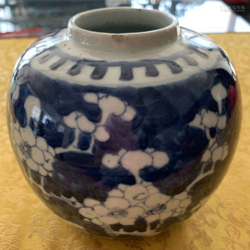 A BLUE&WHITE GLAZE FLOWER PATTERN JAR