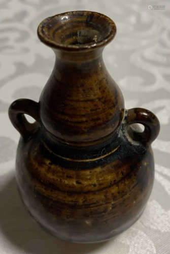 A BROWN GLAZE DOUBLE EAR VASE