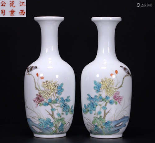 PAIR OF FAMILLE ROSE GLAZE FLOWER PATTERN VASES