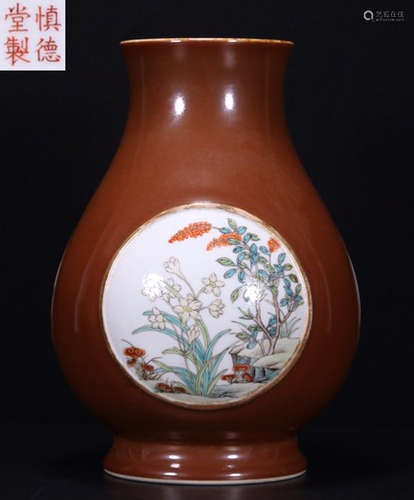 A BROWN FAMILLE ROSE GLAZE FLORAL PATTERN VASE