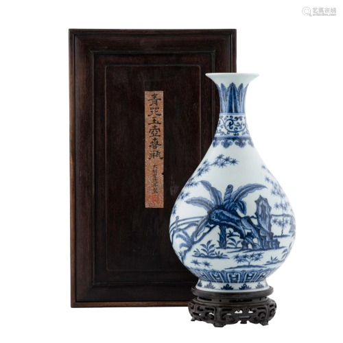 MING BLUE & WHITE PEAR VASE IN WOODEN BOX