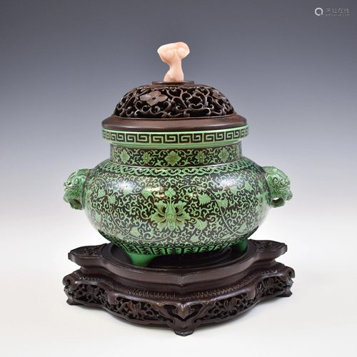 QIANLONG FAMILLE VERTE PORCELAIN LIDDED CE…