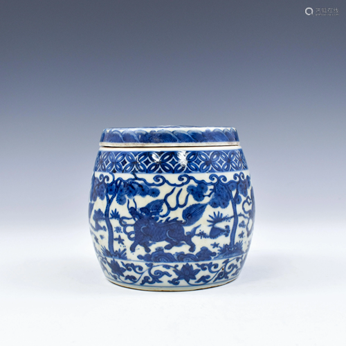 MING WANLI BLUE AND WHITE LIDDED JAR