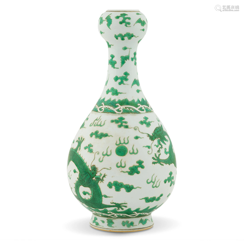 QING FAMILLE VERTE DRAGON GARLIC VASE