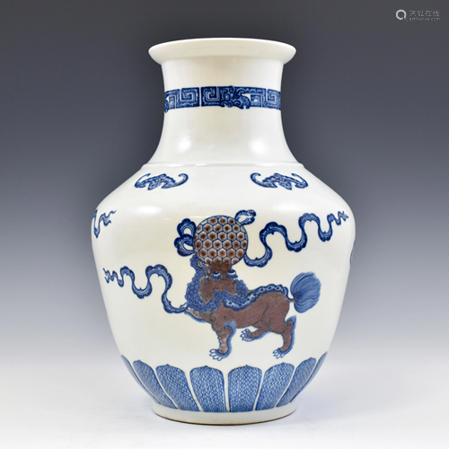 QIANLONG BLUE & WHITE FU DOG VASE