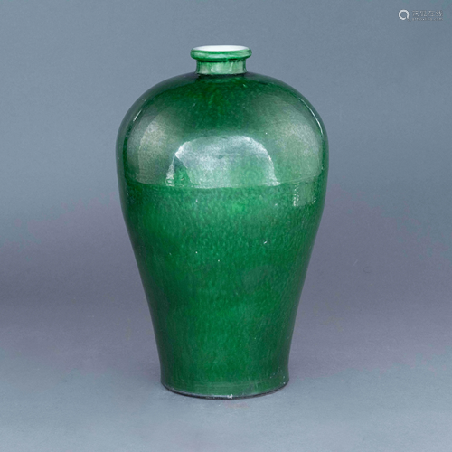 MING FAMILLE VERTE MONOCHROME MEIPING JAR