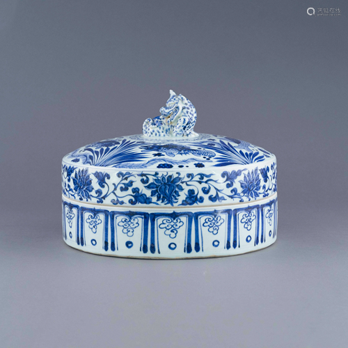 YUAN BLUE & WHITE CARPS LIDDED BOX