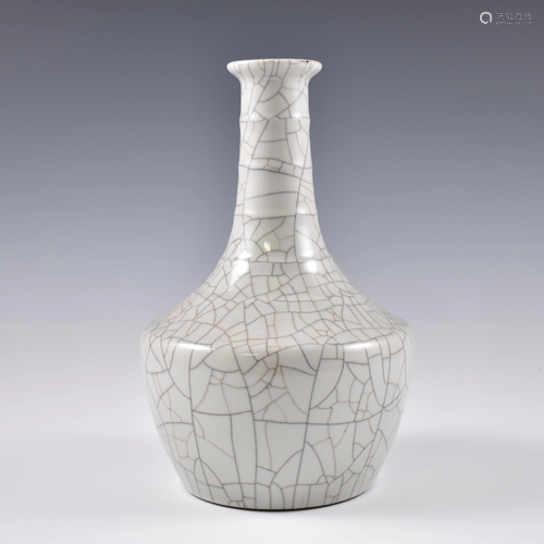 QIANLONG GE TYPE PORCELAIN REWARD VASE