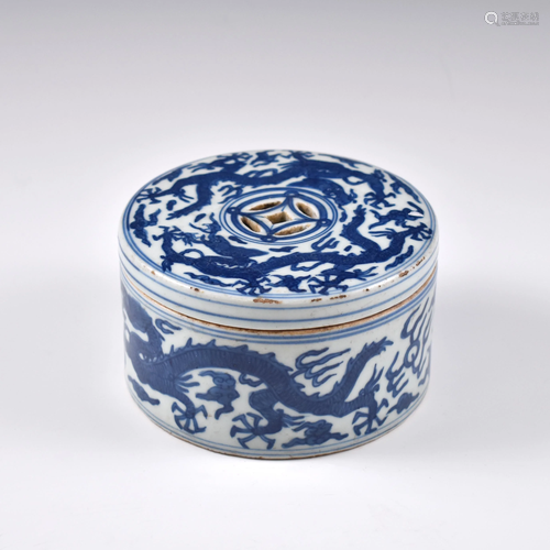 MING WANLI BLUE & WHITE DRAGON LIDDED BOX