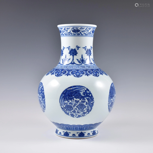 QIANLONG BLUE & WHITE MEDALLION REWARD …