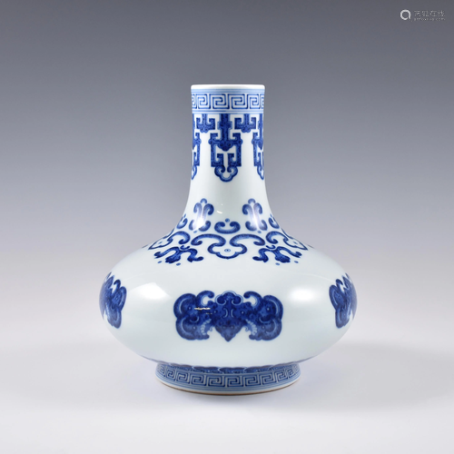 QIANLONG BLUE AND WHITE FU BATS & CLOUDS RE…