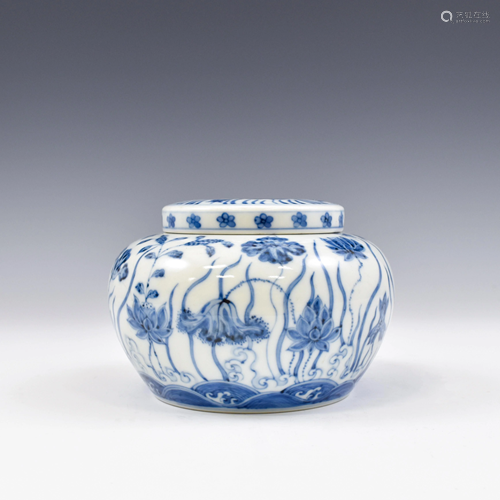 CHENGHUA BLUE AND WHITE LIDDED JAR