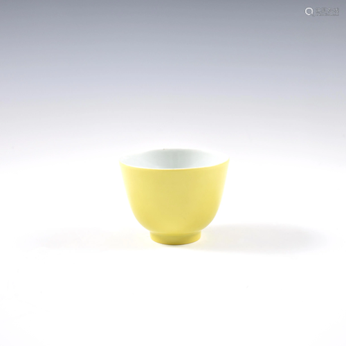 YONGZHENG FAMILLE JAUNE MONOCHROME BOWLS