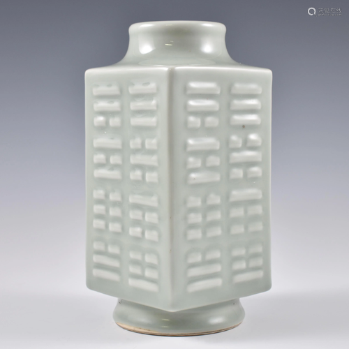 QIANLONG PORCELAIN ZONG VASE