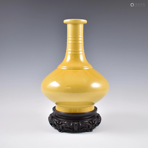 QIANLONG FAMILE JAUNE MONOCHROME VASE