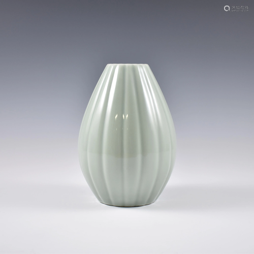 QIANLONG DOUQING GOURD SHAPED VASE