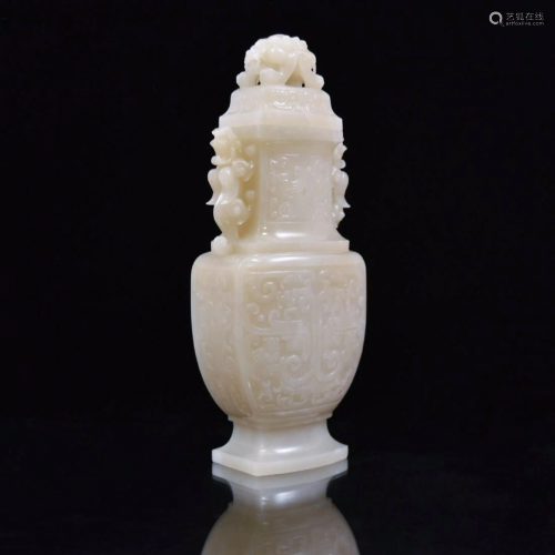 JADE LIDDED VASE WITH DOUBLE QILIN FINIAL