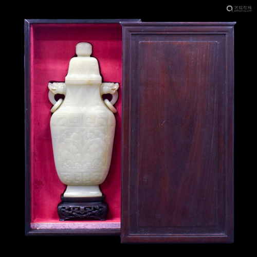 JADE LIDDED VASE IN PROTECTIVE BOX