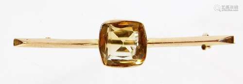 An early 20thC bar brooch, set with rectangle cut citrine (AF), on plain pin bar, yellow metal,