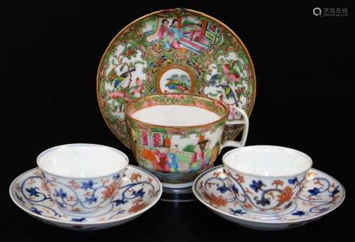 A pair of Chinese Imari 18thC porcelain tea bowls and saucers, in blue and red scrolling peony desig