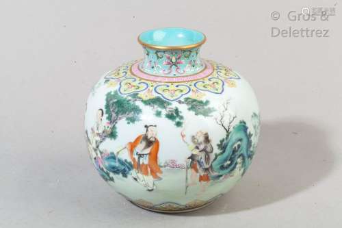 Vase boule à petit col évasé, décoré en famille rose de divinités sur un tertre, frise de lingzhis.                                                                                                                                                                                                                                                                                                                         估价            300 - 500 EUR                                                                                                                                                                * 不计佣金。