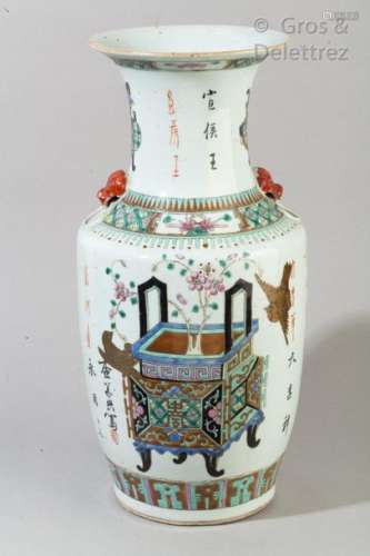 Chine, fin de la période Qing Vase balustre en porcelaine et émaux polychrome à décor de jardinière double face entourée d'enfants et oiseaux. Haut: 43cm                                                                                                                                                                                                                                                                                                                         估价            300 - 400 EUR                                                                                                                                                                * 不计佣金。