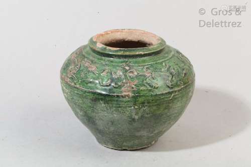 Vase à épaulement en grès vermisé vert décoré en relief de chimères et dragons. Ming?                                                                                                                                                                                                                                                                                                                         估价            200 - 300 EUR                                                                                                                                                                * 不计佣金。